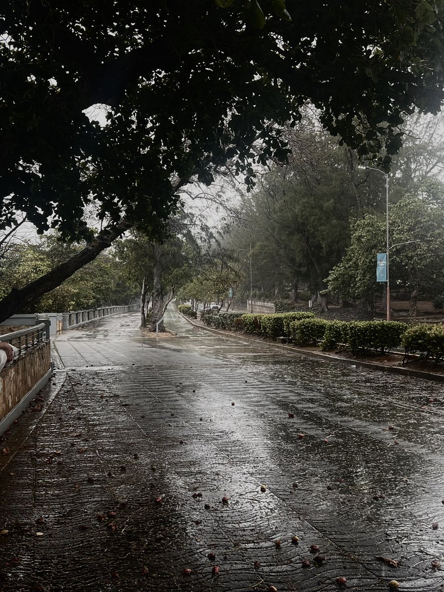 notness_ig's tweet photo. as a hello to my new moots heres a before and after editing of a rainy puerto rico street i took. happy creating! >.< https://t.co/FiF59WYh96