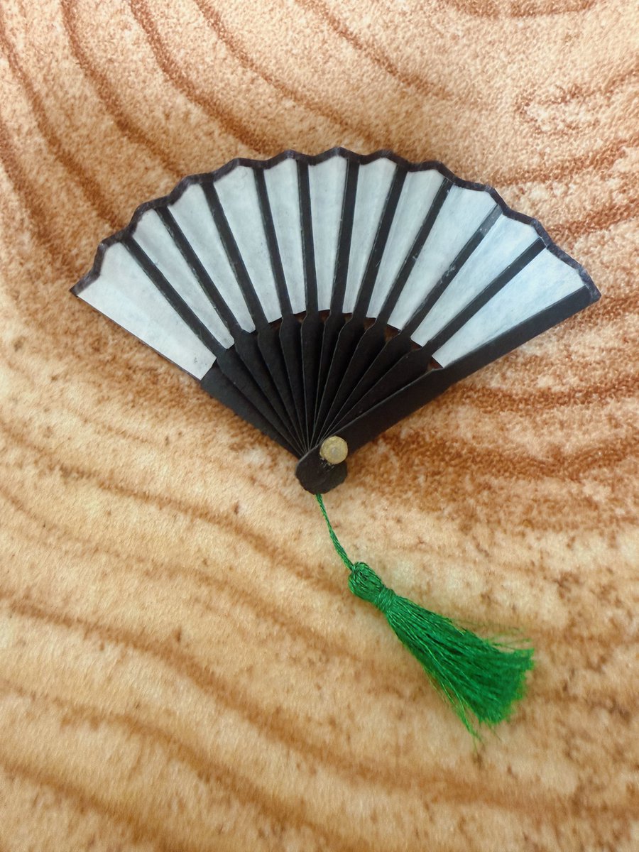 kawazoomin's tweet photo. 扇子完成〜🪭
タッセルが可愛くできたのでとても満足。
ミニチュアだからちょっと厚みがもりもりだけどご愛嬌😌

裏側の留め具に釘の頭を使ってるから
おててのマグネットにくっつけて持たせられるのがこだわりポイント✨

#うたプリ手芸部 https://t.co/7GyrccTMdZ