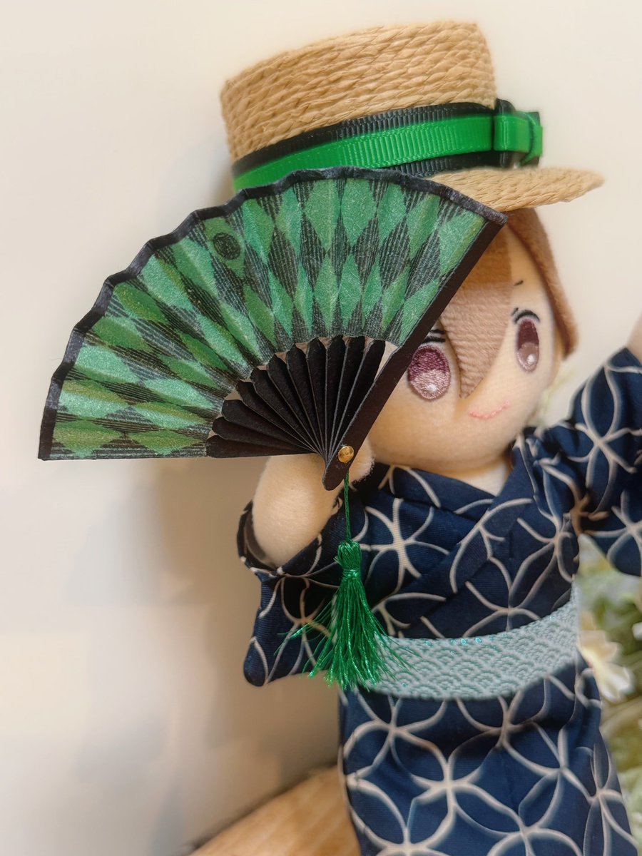 kawazoomin's tweet photo. 扇子完成〜🪭
タッセルが可愛くできたのでとても満足。
ミニチュアだからちょっと厚みがもりもりだけどご愛嬌😌

裏側の留め具に釘の頭を使ってるから
おててのマグネットにくっつけて持たせられるのがこだわりポイント✨

#うたプリ手芸部 https://t.co/7GyrccTMdZ