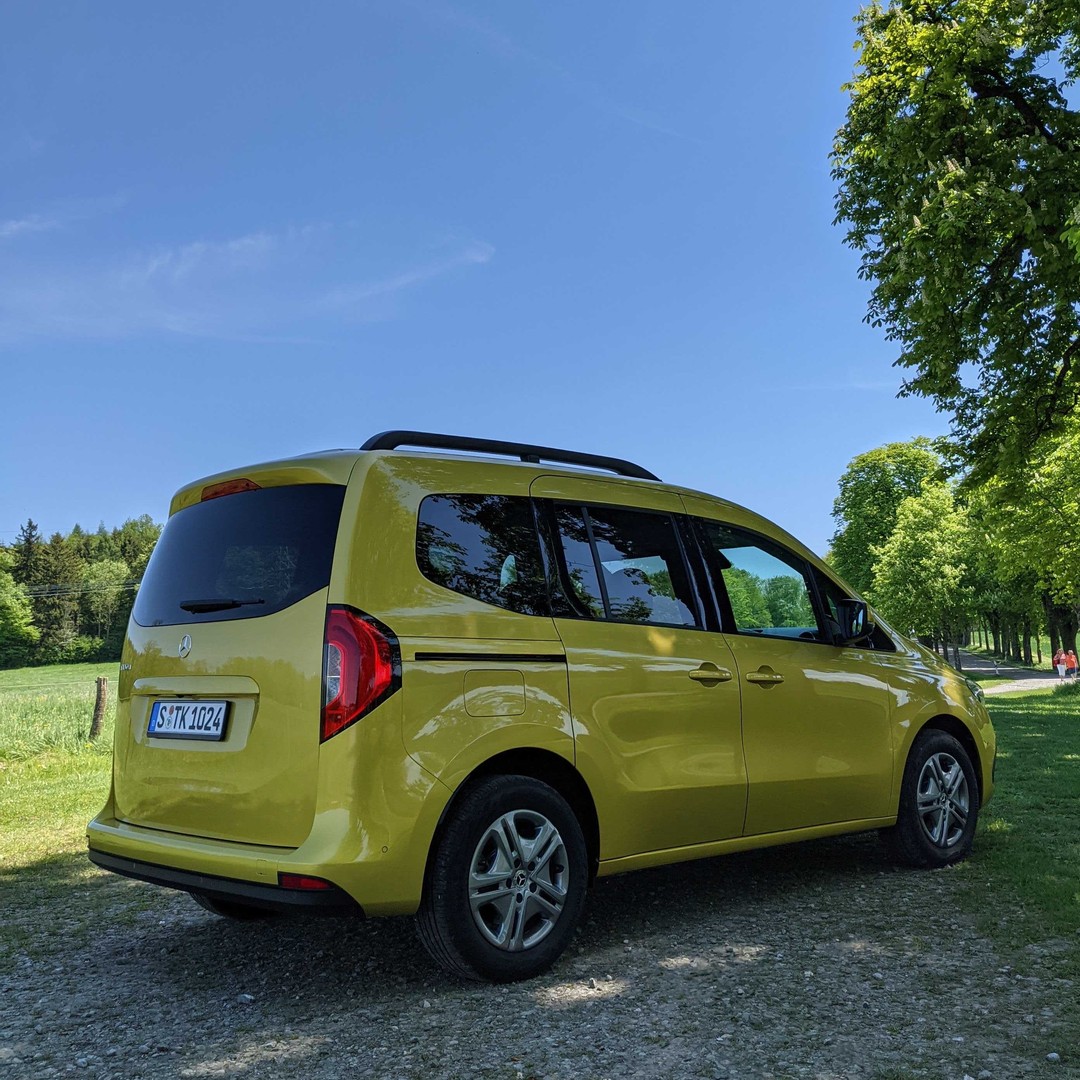 ZackaryShabf's tweet photo. Is Mercedes’ take on the van-based MPV worthy of the three-pointed star? https://t.co/1ijF4bhADu