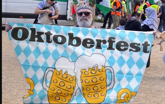 daungari167925's tweet photo. #b1209 Interessant, dass bayerische Kulturgüter auch in Berlin gefeiert werden. War Mausebär in Krachledernen da? Und Katze als Dirndl? https://t.co/5cDuVCYaYk