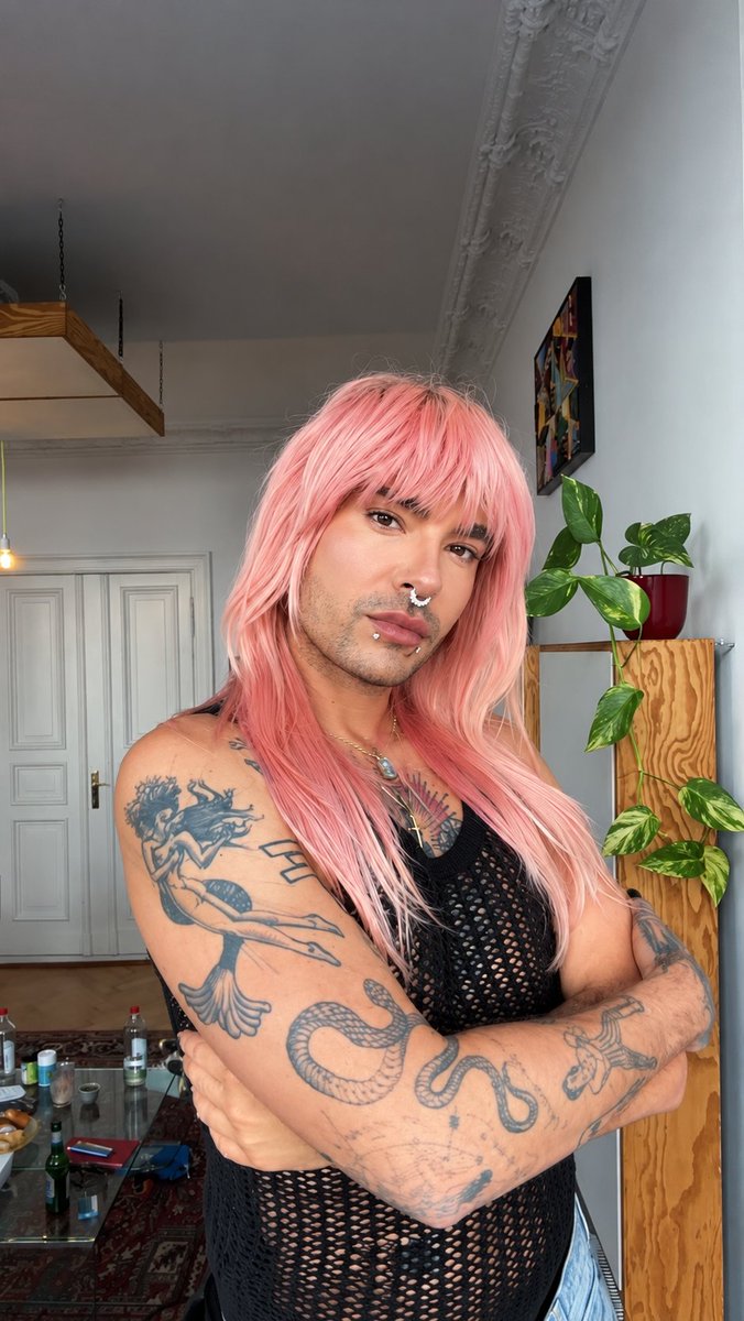 dannabillsgf's tweet photo. Qué peligro verlo así de guapo &amp; que encima me encante tantoooo! 😈🤭🩷 https://t.co/Ad8fPGTDre