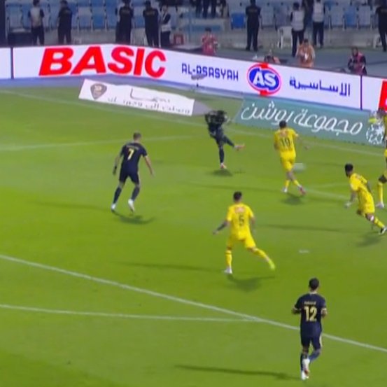 TouchlineX's tweet photo. 📸 - CRISTIANO RONALDO IS WIDE OPEN AND CALLS FOR THE BALL, BUT MANÉ CHOOSES TO SHOOT!

RONALDO THEN JUST STARES AT MANÉ. 👀 https://t.co/7FRf6cs7fc