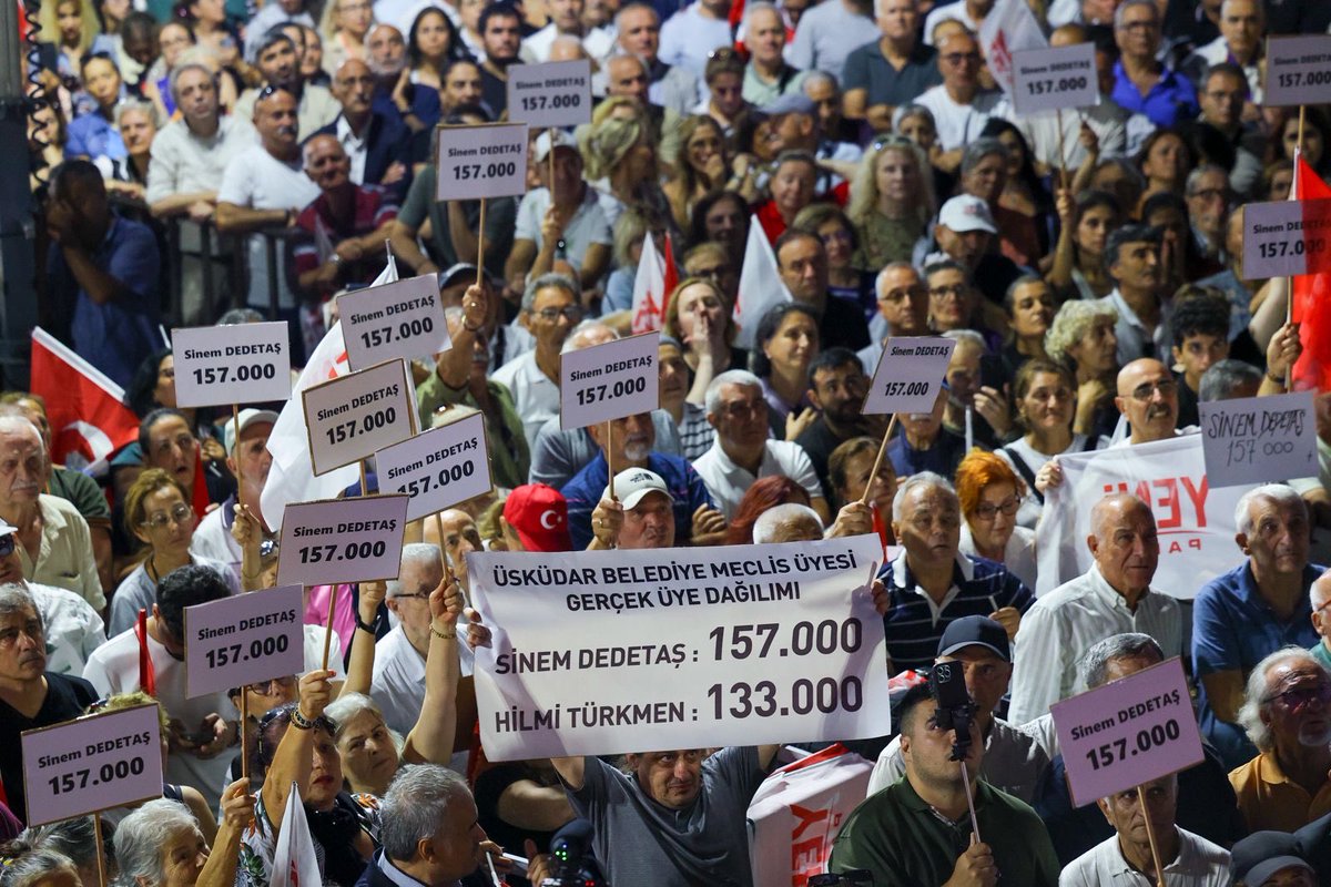 yenipartiyiz's tweet photo. Genel Başkanımız Özgür Özel, İstanbul Üsküdar İskele Meydanı’nda düzenlenen ’Karar Milletindir, Üsküdar Milletindir’ buluşmasında konuştu.

"Bu meydana ve Türkiye’nin dört bir yanından gönlü bu meydanda olanlara, öfkesi burada olanlara, inancı, azmi, kararlılığı burada olanlara selam olsun.”