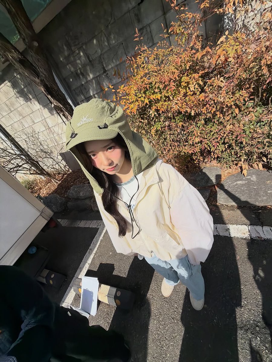 minujkim's tweet photo. soft  breezes   and  gentle   sunlight   are   kisses   my   cheeks (´• ω• `)♡   everything   feels   so   tender   and. sweet,   like   a   cozy   little   dream   come   to   life 🧸💛 https://t.co/ryctlTsro1