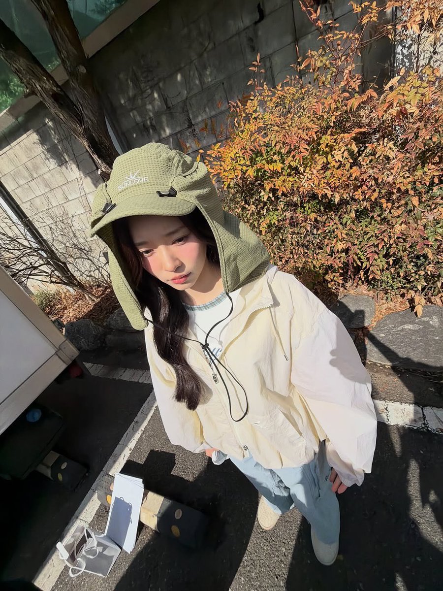 minujkim's tweet photo. soft  breezes   and  gentle   sunlight   are   kisses   my   cheeks (´• ω• `)♡   everything   feels   so   tender   and. sweet,   like   a   cozy   little   dream   come   to   life 🧸💛 https://t.co/ryctlTsro1