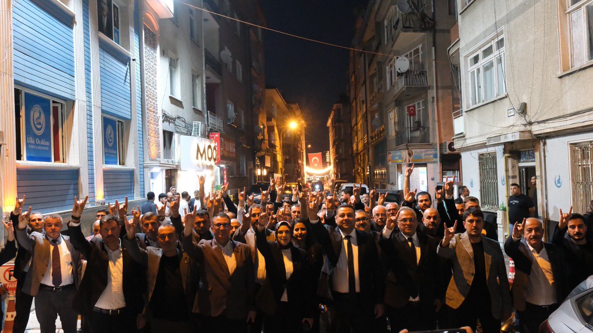 KonyaUlkuOcak's tweet photo. 12 EYLÜL | UNUTMAK TÜKENMEKTİR

Tarihimize kara bir iz olarak düşen 12 Eylül’ü unutmamak, yaşananları gelecek nesillere aktarmak ve ülkücü şehitlerimizi yâd etmek amacıyla düzenlediğimiz “Unutmak Tükenmektir” başlıklı konferansımızı gerçekleştirdik.

Programımıza; Milliyetçi Hareket Partisi MYK Üyesi Güzide Çipan, Prof. Dr. Özer Karakayacı, Milliyetçi Hareket Partisi Konya İl Başkanı Sedat Göncü ve il yönetimi, Meram İlçe Başkanı Mahmut Yaman ve yönetimi, Karatay İlçe Başkanı Muammer Özcan ve yönetimi, TÜRKAV Konya İl Başkanı Erhan Dönmez ve yönetimi, sendika başkanları ve ülküdaşlarımız iştirak etti.

Programımız; Kur’an-ı Kerim tilaveti ve dualarla tamamlandı.

Programın ardından Konya Zafer Meydanı’nda, başta Gazi Mustafa Kemal Atatürk ve tüm şehitlerimiz olmak üzere; Ruhi Kılıçkıran’dan Fırat Yılmaz Çakıroğlu’na kadar ülkücü şehitlerimizin aziz ruhlarına lokma ikramında bulunduk.

Aziz şehitlerimizi rahmet, minnet ve dualarla yâd ediyor; emanetlerine sahip çıkacağımızı bir kez daha ifade ediyoruz.

Unutmak tükenmektir.
@ayyildirim1