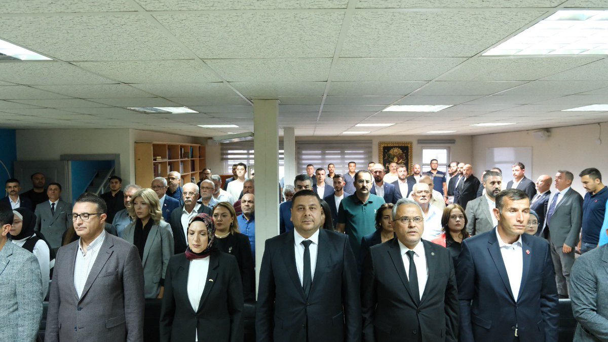 KonyaUlkuOcak's tweet photo. 12 EYLÜL | UNUTMAK TÜKENMEKTİR

Tarihimize kara bir iz olarak düşen 12 Eylül’ü unutmamak, yaşananları gelecek nesillere aktarmak ve ülkücü şehitlerimizi yâd etmek amacıyla düzenlediğimiz “Unutmak Tükenmektir” başlıklı konferansımızı gerçekleştirdik.

Programımıza; Milliyetçi Hareket Partisi MYK Üyesi Güzide Çipan, Prof. Dr. Özer Karakayacı, Milliyetçi Hareket Partisi Konya İl Başkanı Sedat Göncü ve il yönetimi, Meram İlçe Başkanı Mahmut Yaman ve yönetimi, Karatay İlçe Başkanı Muammer Özcan ve yönetimi, TÜRKAV Konya İl Başkanı Erhan Dönmez ve yönetimi, sendika başkanları ve ülküdaşlarımız iştirak etti.

Programımız; Kur’an-ı Kerim tilaveti ve dualarla tamamlandı.

Programın ardından Konya Zafer Meydanı’nda, başta Gazi Mustafa Kemal Atatürk ve tüm şehitlerimiz olmak üzere; Ruhi Kılıçkıran’dan Fırat Yılmaz Çakıroğlu’na kadar ülkücü şehitlerimizin aziz ruhlarına lokma ikramında bulunduk.

Aziz şehitlerimizi rahmet, minnet ve dualarla yâd ediyor; emanetlerine sahip çıkacağımızı bir kez daha ifade ediyoruz.

Unutmak tükenmektir.
@ayyildirim1