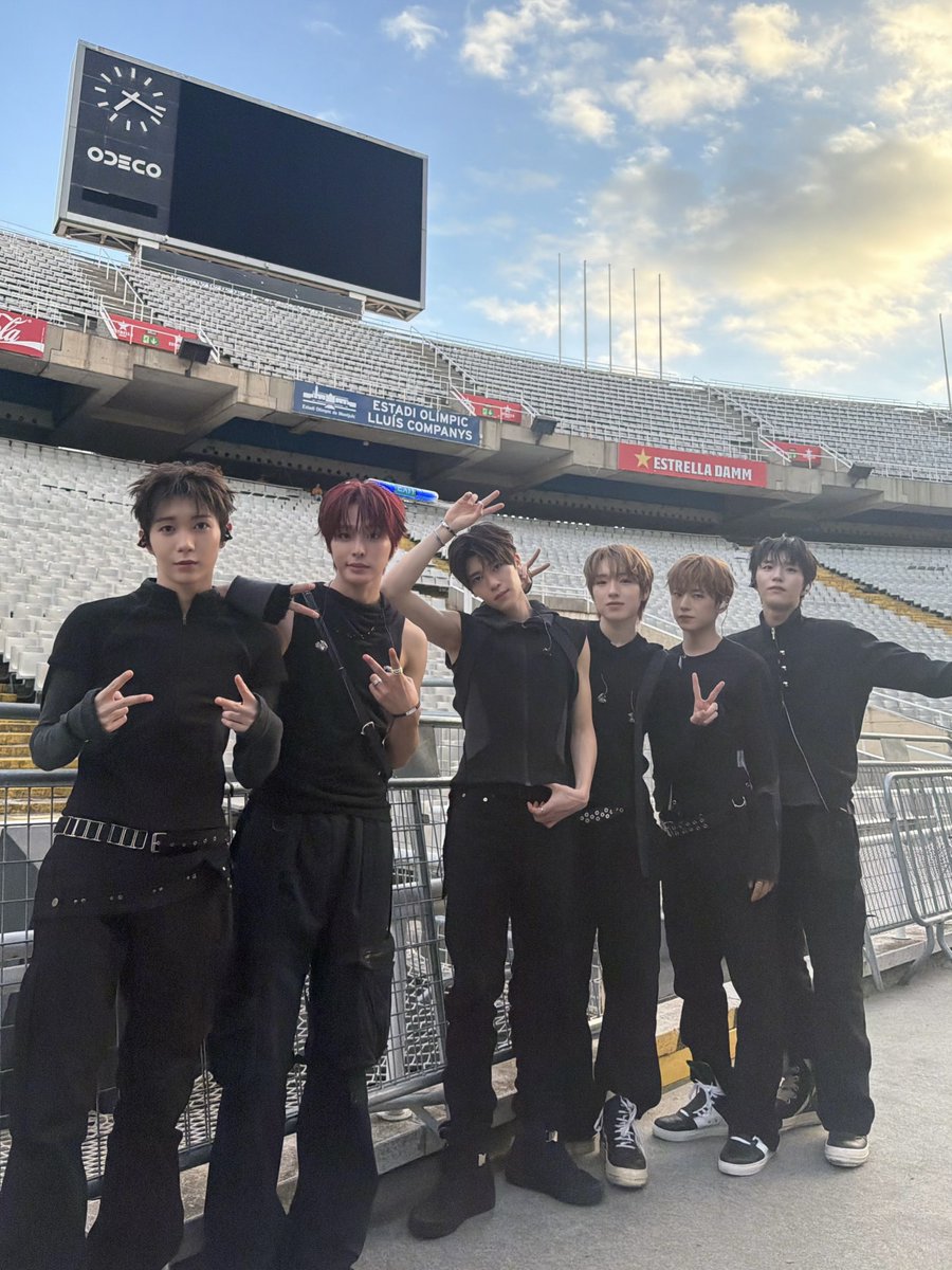nctwishofficial's tweet photo. Gràcies Barcelona! #NCTWISH https://t.co/3oMmBrpeco