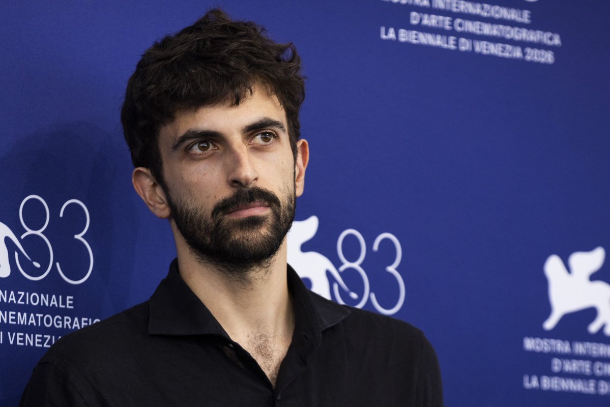 anadoluajansi's tweet photo. İsrail'in Gazze'de sivilleri toplu halde bombalamak için gizli bir sistem kullandığını ortaya koyan "NAZA" belgeseli, Venedik Film Festivali'nde Jüri Özel Ödülü'ne layık görüldü  

Yönetmen Yuval Abraham:

❝Konuştuğumuz İsrailli istihbarat görevlileri bize bu katliamın tesadüfi değil, sistematik olduğunu; bilinçli bir tasarıma, cinayet eylemlerine ve Filistinlilerin tamamen şeytanlaştırılmasına dayalı politikalara dayandığını anlattılar❞

📌 NAZA belgeseli Venedik Film Festivali’nde gösterildiğinde 25 dakika boyunca ayakta alkışlanarak bu alanda bir rekora imza atmıştı