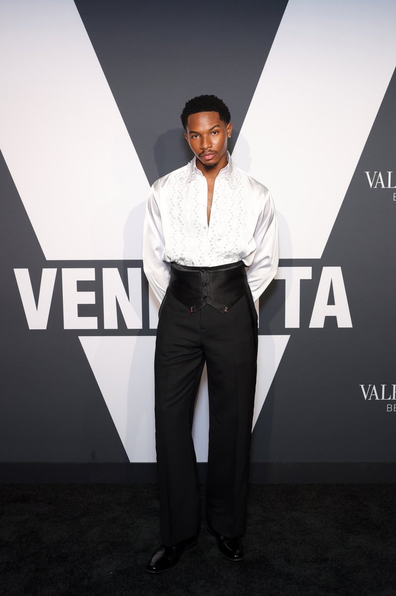 KanagaJnr's tweet photo. Mr Aura for @MaisonValentino 😍✨

#kanagajnr #valentino https://t.co/FnghRi5RYR