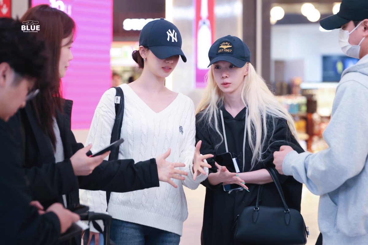 expresstothekwk's tweet photo. 이거 약간 황당한 점: 손 모양 보면 셋 다 다른 판인데 어떤 여자 둘 그냥 영원히 겹침.

이거 그 지믽이가 믽정이 가위바위보 내는 순서 외워서 맞춰 내던 거 생각나네……. https://t.co/Vkqa9lyjnZ