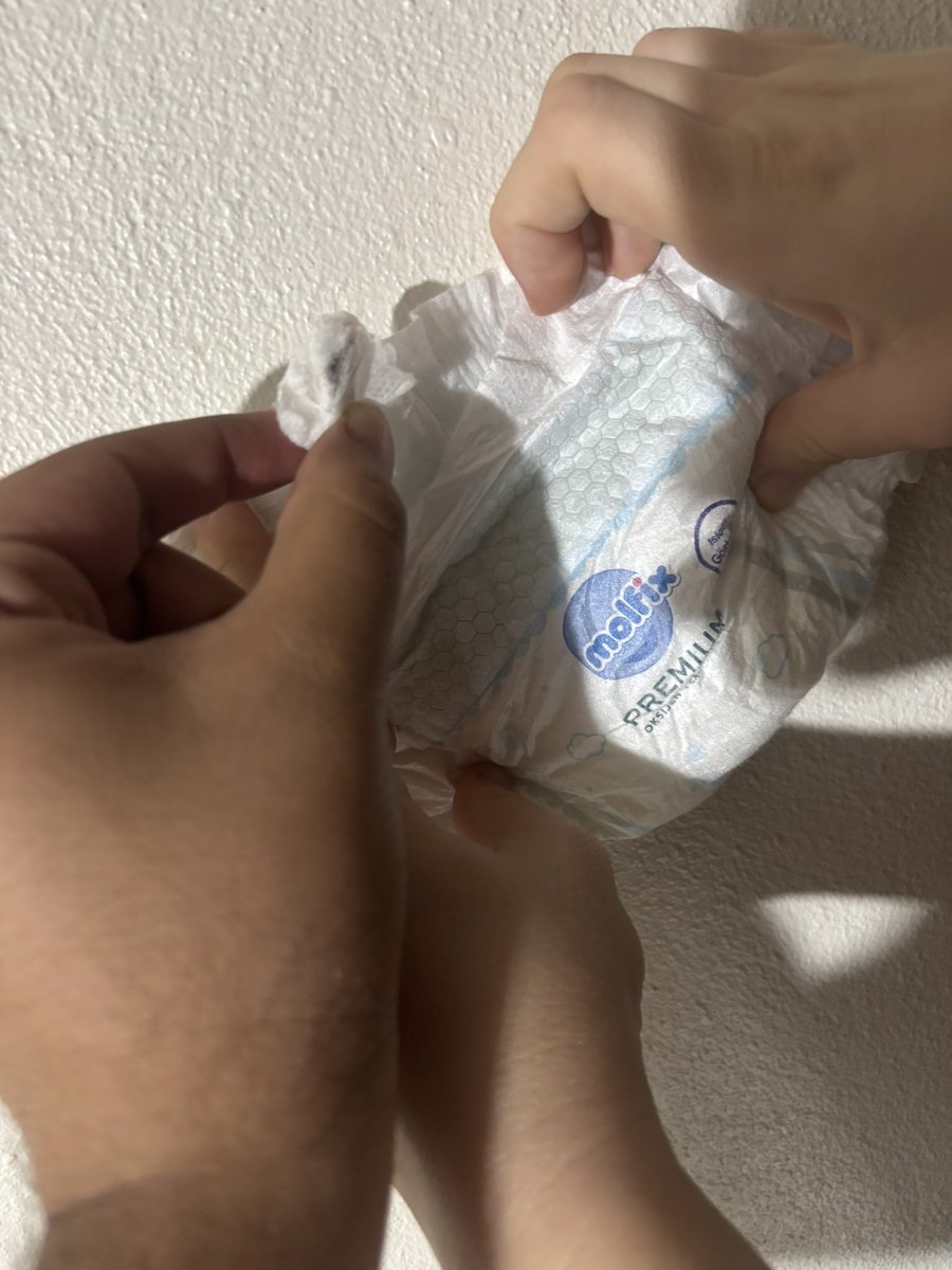 erhntuna's tweet photo. Aldığımız molfix içinden katılaşmış siyah lekeli nonwoven parçası çıktı. Ürünü yenidoğan bebeğimiz için kullandığımızdan bu durum bizim için ciddi bir güvenlik ve hijyen endişesi oluşturmuştur. Yabancı maddenin bebeğimizin cildine temas etmesi kabul edilemez bir durumdur. @molfix https://t.co/SomFyYJs8T