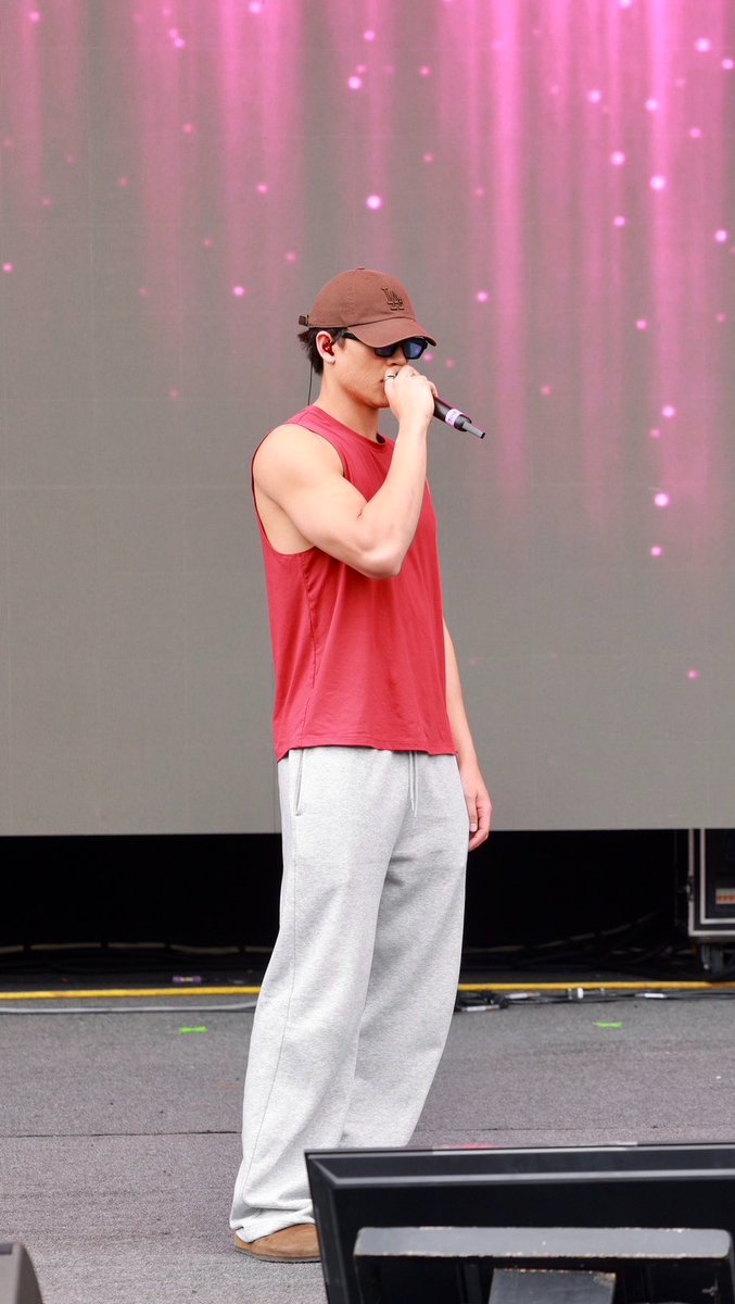 beegiiws's tweet photo. นาน ๆ ทีจะเห็นคุณจอสใส่เสื้อแดงงงง❤️

#OLFDreamOninPeru
#JossWayar https://t.co/mrlwdQ3RLP