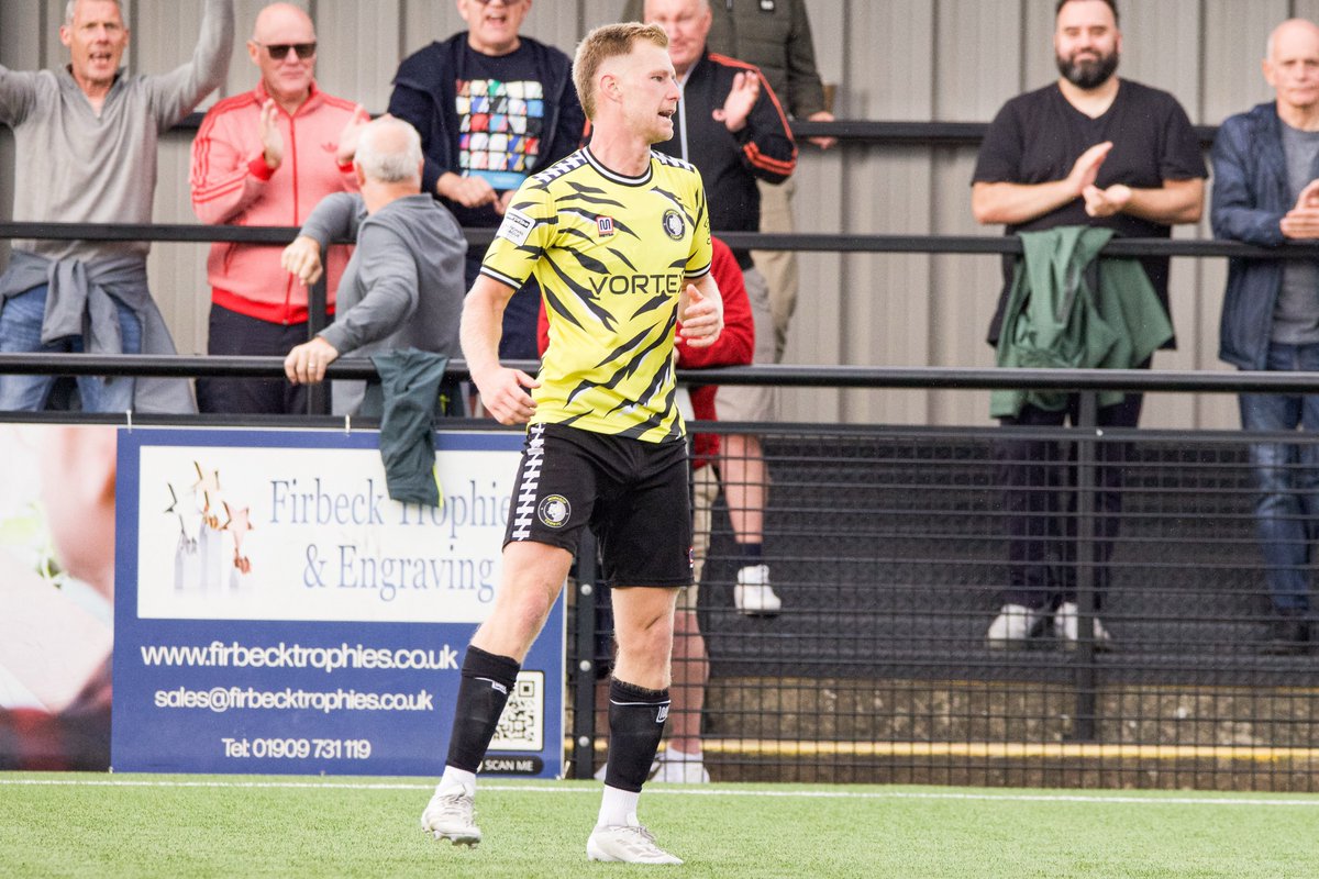 worksoptownfc's tweet photo. 𝗠𝗮𝗴𝗻𝗶𝗳𝗶𝗰𝗲𝗻𝘁 𝗳𝗿𝗼𝗺 𝘁𝗵𝗶𝘀 𝗺𝗮𝗻 𝗼𝗻𝗰𝗲 𝗮𝗴𝗮𝗶𝗻 👏

Vaughan Redford is your Tigers MOTM from today's victory!

#WeRoarTogether💛 | 📸: @LewisPickersgi1 https://t.co/VEUEVvtkC0