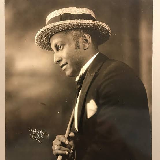 BlackPowerBA's tweet photo. Taper “origin” is debated. My claim has always been, the Line up. With or without a fade. 1) Texas early 1920s Shape up and Fade. 2) NY 1924 boxed lined up. 3) 1932 Line up. It became more popular in the 70s and boomed in the 1980s, when it went global. https://t.co/EURxeRTXfn