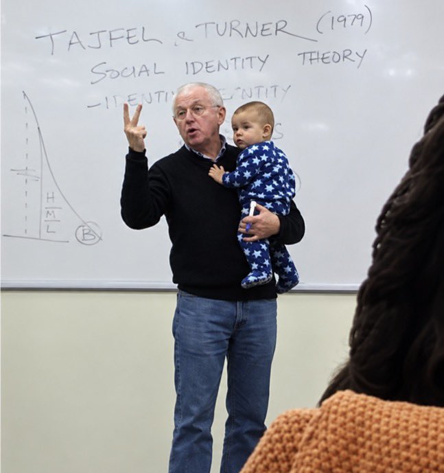 EnsedeCiencia's tweet photo. 🔴 | Una alumna llevó a su bebé a clases porque no tenía con quién dejarlo. Cuando comenzó a llorar, intentó salir del aula, pero el profesor Sydney Engelberg lo tomó en brazos, lo calmó y continuó dando su clase como si nada. 

Un gesto que ha dado la vuelta al mundo. 🖤🫡 https://t.co/G73pXlo0vh