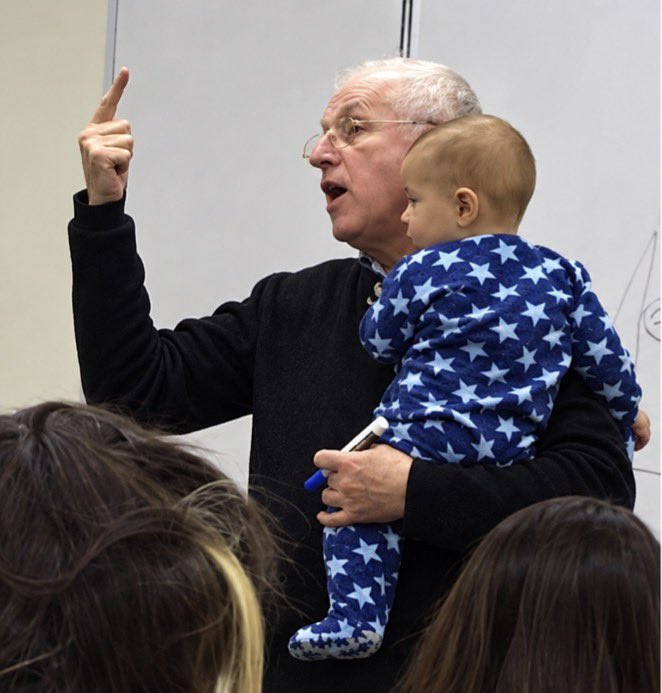 EnsedeCiencia's tweet photo. 🔴 | Una alumna llevó a su bebé a clases porque no tenía con quién dejarlo. Cuando comenzó a llorar, intentó salir del aula, pero el profesor Sydney Engelberg lo tomó en brazos, lo calmó y continuó dando su clase como si nada. 

Un gesto que ha dado la vuelta al mundo. 🖤🫡 https://t.co/G73pXlo0vh