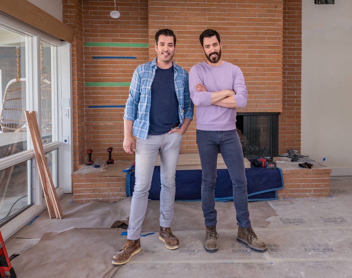 PropertyBrother's tweet photo. We show fans how to transform their spaces: https://t.co/vscuhA7J3C https://t.co/5AH0RoAWwl