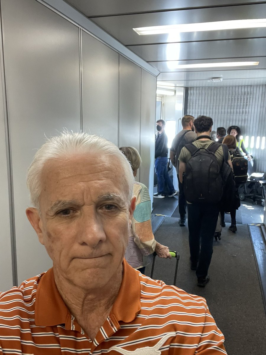 RaulAllegre's tweet photo. Abordando mi vuelo a CDMX. Esta semana empiezo una nueva etapa de mi trayectoria en medios con @somos_fox narrando NFL con @jpcoellofox. Muy agradecido por la oportunidad. Serán juegos de #TNF y uno los domingos. Espero nos sintonicen. 
#nfl https://t.co/D6JDvh4lgO