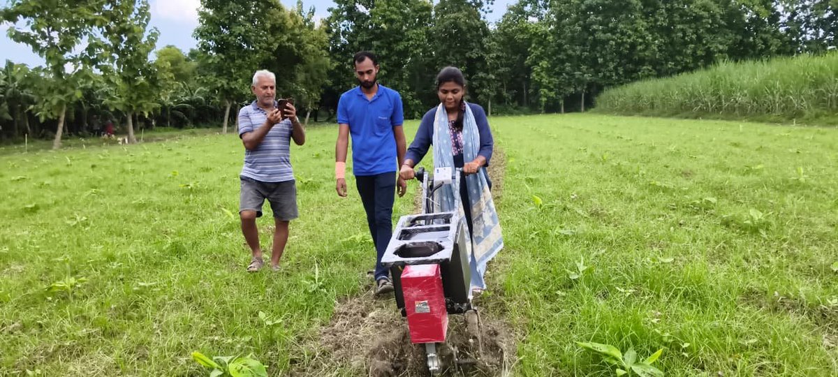 stepupify's tweet photo. 🌱 Stepupify 27” Rotary Weeder demo in turmeric with Jagriti Foundation &amp; farmers, Kushinagar, UP. 🚜 https://t.co/jj6kYVe2vN