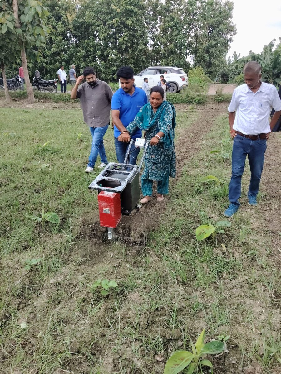 stepupify's tweet photo. 🌱 Stepupify 27” Rotary Weeder demo in turmeric with Jagriti Foundation &amp; farmers, Kushinagar, UP. 🚜 https://t.co/jj6kYVe2vN