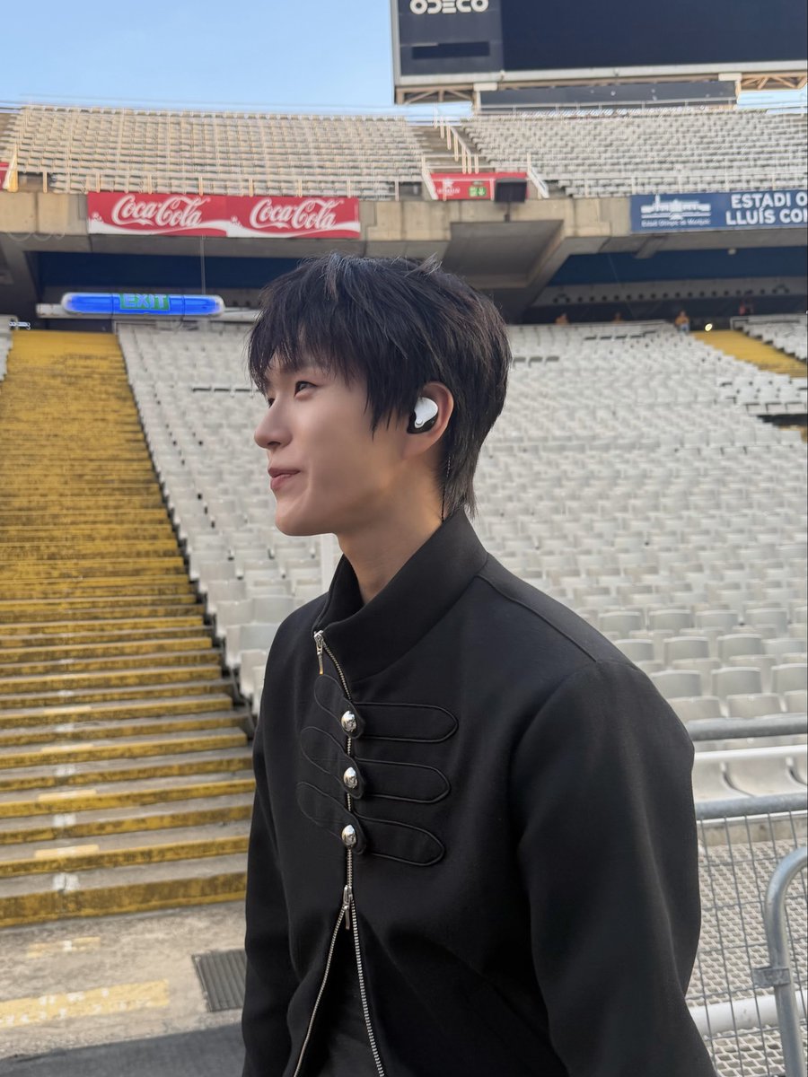 daenguniverse's tweet photo. his hairstyle really takes me back to his early days.. https://t.co/l6E3RYYsx3