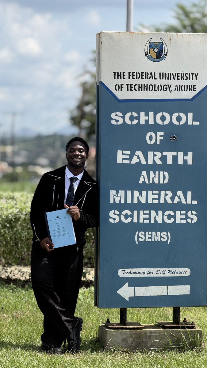 Horlamylaycon2's tweet photo. Did it. The art of defending. 🎓
Alhamdulillah 🤲🏽❤️, it finally came to an end. Congratulations to me on successfully completing my final defense! 🎓🖤 https://t.co/zyrOf90rfd