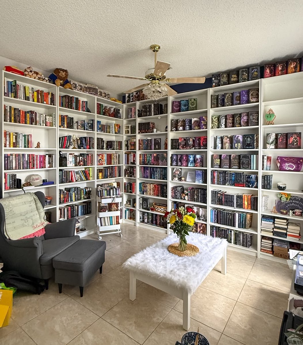 Aurielle007s's tweet photo. a big space for my books 📚 https://t.co/cHoMMriCUR