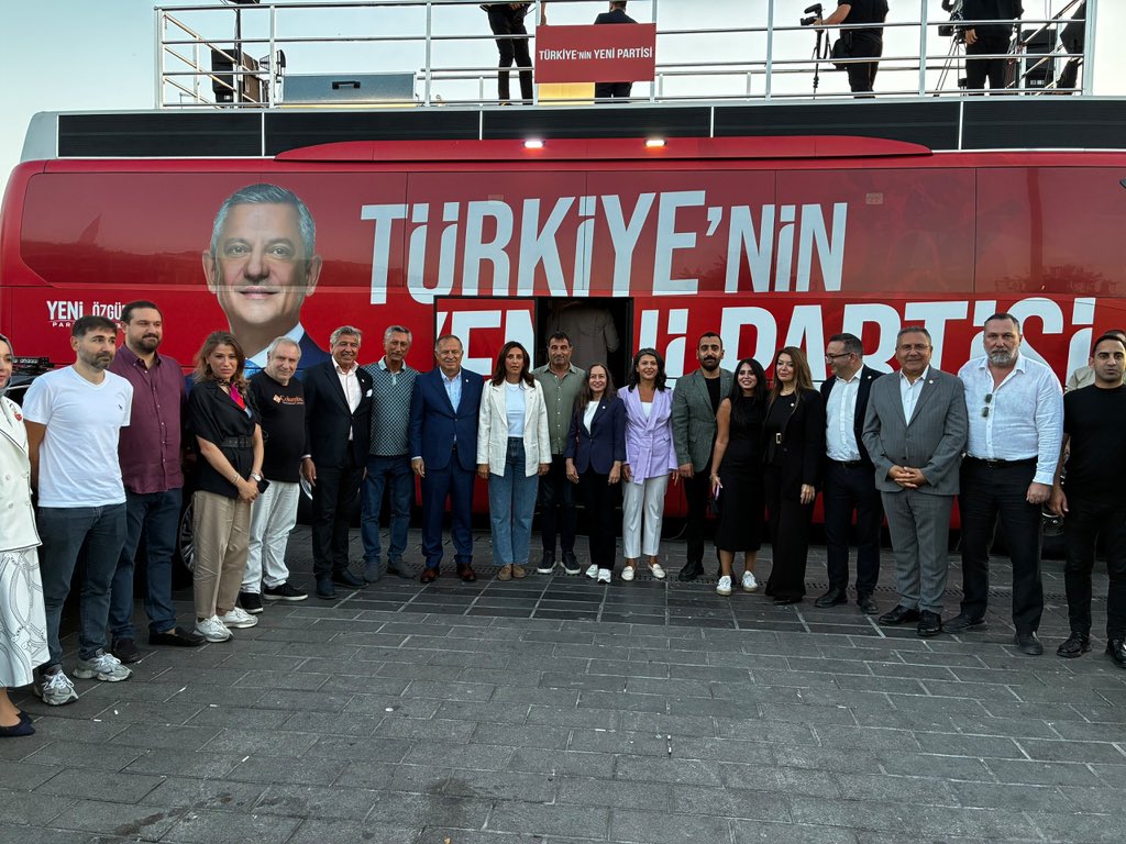 gokanzeybekyeni's tweet photo. Üsküdar 📍Milletin üstünde hiçbir güç tanımıyoruz !

Sandığına, iradesine ve seçtiği belediye başkanına sahip çıkan cesur Üsküdarlılara ve Üsküdar’ın seçilmiş başkanı Sinem Dedetaş’a bin selam olsun. 

Genel Başkanımız Özgür Özel’in ifade ettiği gibi, kimse korkmasın, kimse endişe etmesin. Önümüze gelecek ilk seçim sandığını kazanacağız ve adaletsizliklere son vereceğiz.

@eczozgurozel 
@sdedetas
