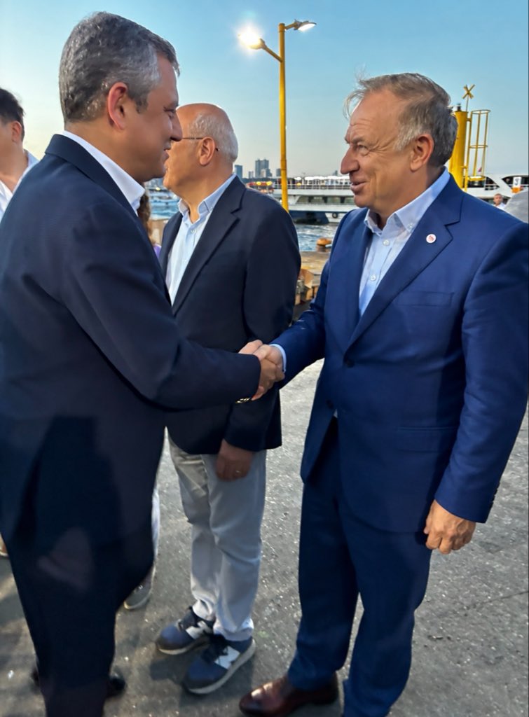 gokanzeybekyeni's tweet photo. Üsküdar 📍Milletin üstünde hiçbir güç tanımıyoruz !

Sandığına, iradesine ve seçtiği belediye başkanına sahip çıkan cesur Üsküdarlılara ve Üsküdar’ın seçilmiş başkanı Sinem Dedetaş’a bin selam olsun. 

Genel Başkanımız Özgür Özel’in ifade ettiği gibi, kimse korkmasın, kimse endişe etmesin. Önümüze gelecek ilk seçim sandığını kazanacağız ve adaletsizliklere son vereceğiz.

@eczozgurozel 
@sdedetas