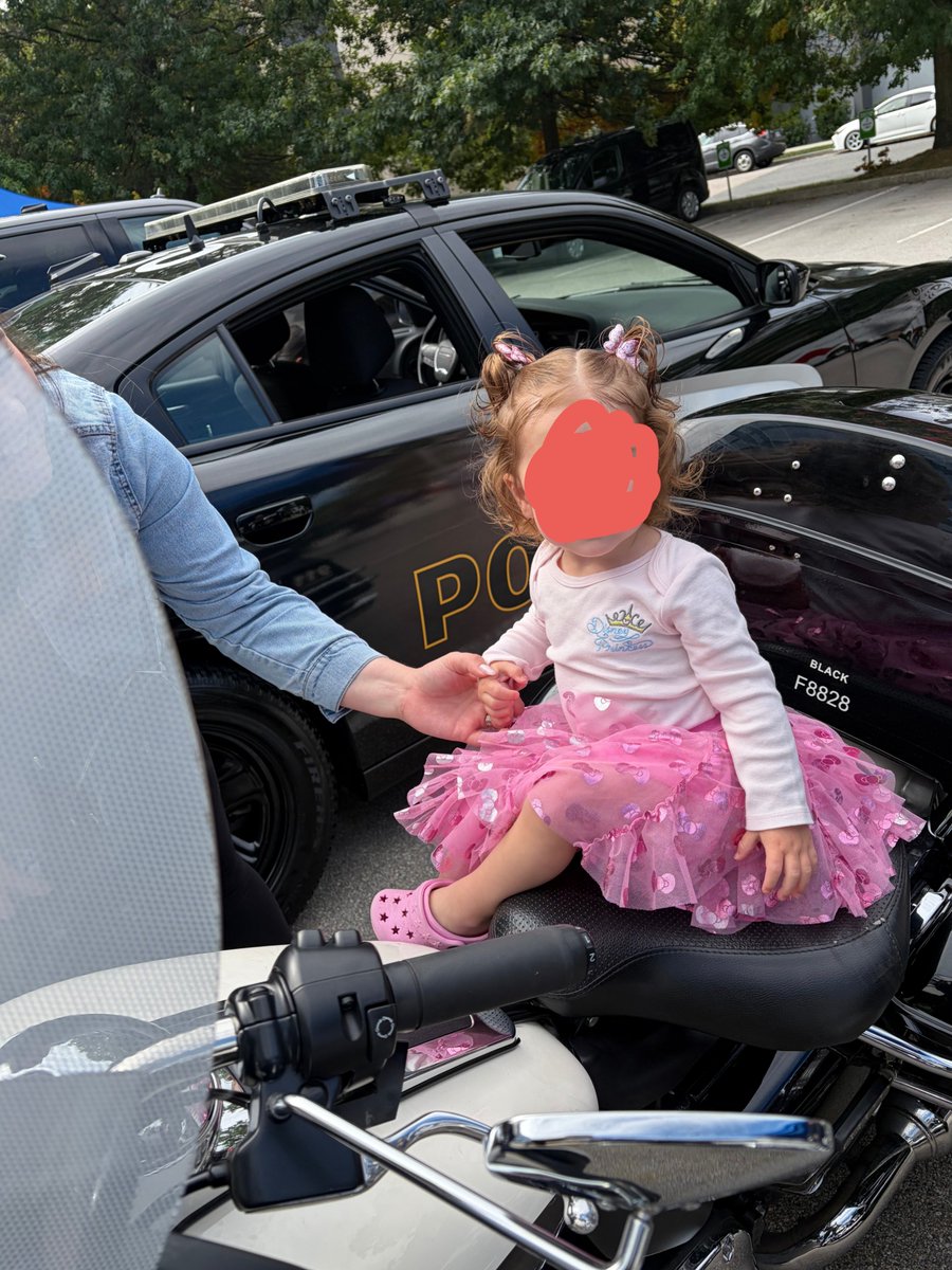 VPDTrafficUnit's tweet photo. Helping at #VPDFamilyDay to show appreciation for @VancouverPD staff and their families. 
#Community https://t.co/ndd6r4h6C8