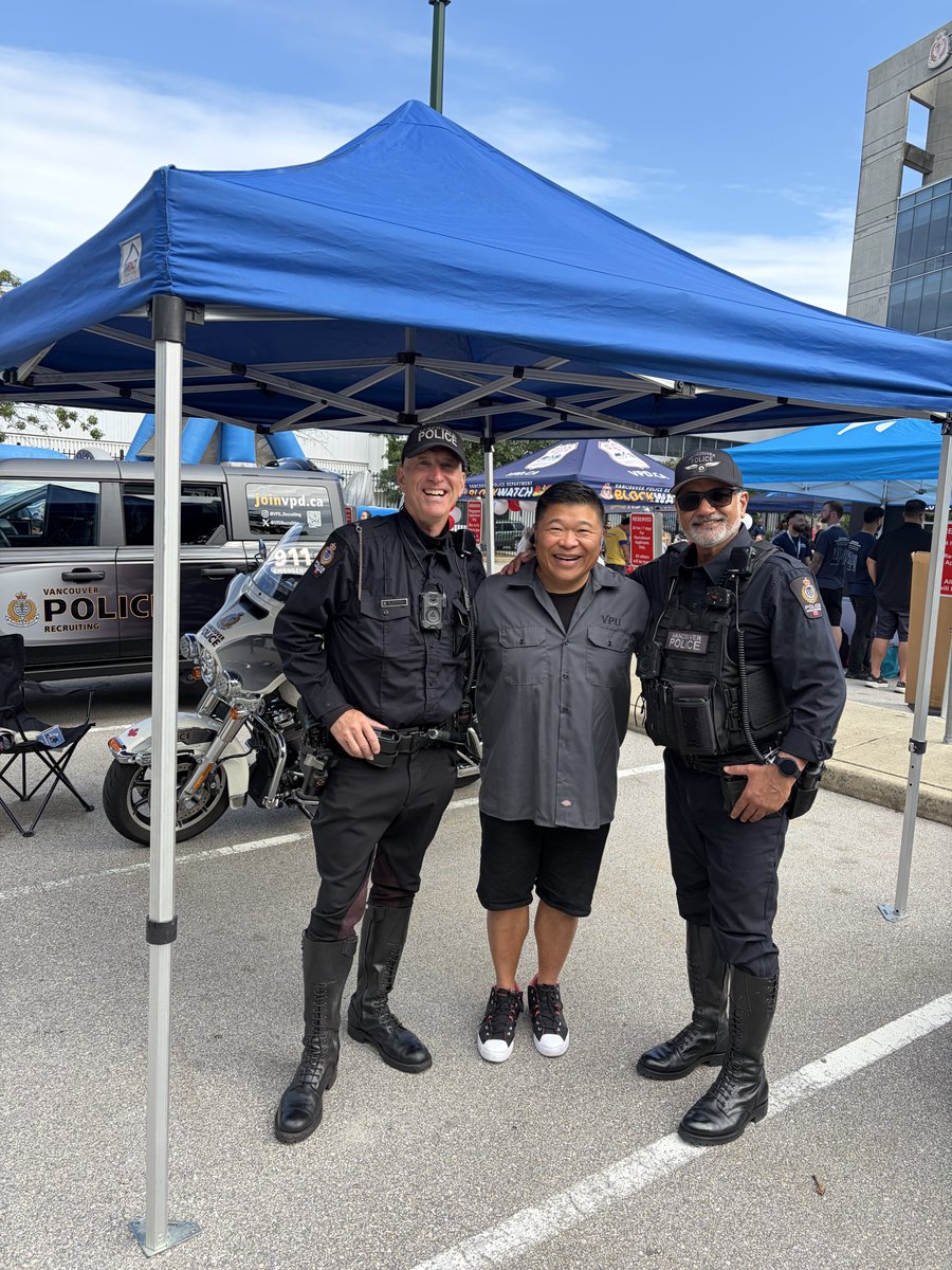 VPDTrafficUnit's tweet photo. Helping at #VPDFamilyDay to show appreciation for @VancouverPD staff and their families. 
#Community https://t.co/ndd6r4h6C8