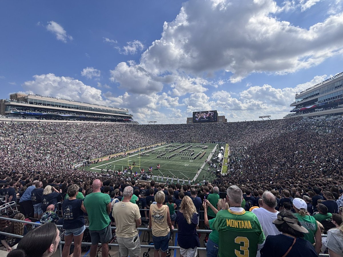 MasonPlummer_'s tweet photo. Sold out home opener? USC could never https://t.co/4laIujy1Ce