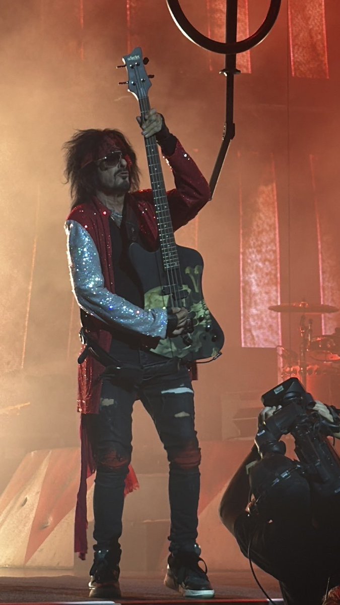 JasmineCoffee17's tweet photo. @NikkiSixx Thank you for the best two nights ever! Went to St. Louis and Kansas City! Also, Fred is the sweetest ❤️ https://t.co/8SDiMORlHA