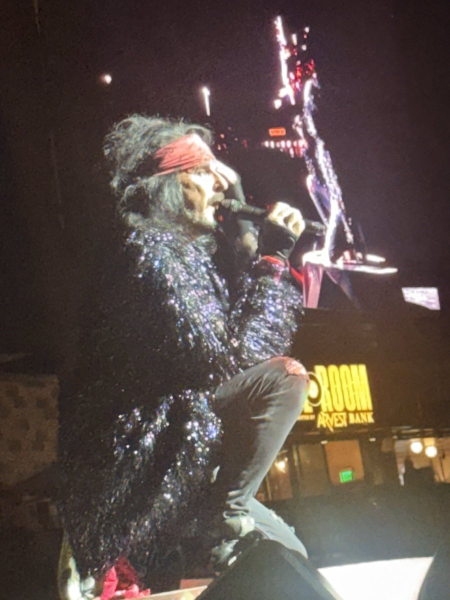 JasmineCoffee17's tweet photo. @NikkiSixx Thank you for the best two nights ever! Went to St. Louis and Kansas City! Also, Fred is the sweetest ❤️ https://t.co/8SDiMORlHA