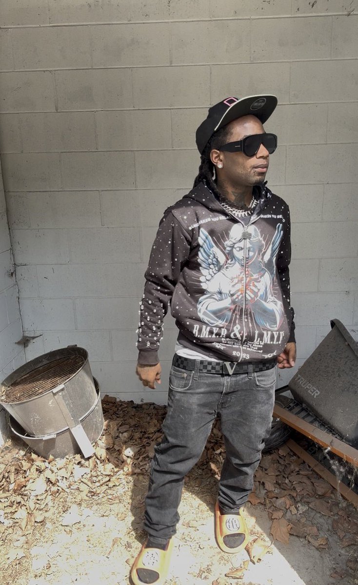ybrkrazii's tweet photo. outside working in this heat 🔥🥵 new videos dropping stay tune this for the ones who rocking with me cuz I’m taking yall with me to the 🔝 https://t.co/y1AwnfNdJG
