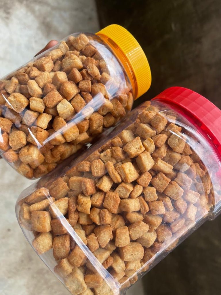 Mope_lola01's tweet photo. Been a minute, but the crunch is still very much available 🤭

Chin-chin &amp; Plantain Chips are available for orders. ✅

Prices:
 Big Jar — ₦8,000
 Medium Jar — ₦4,000

Who’s ready to snack? 🌚 https://t.co/uys6n0sfUv