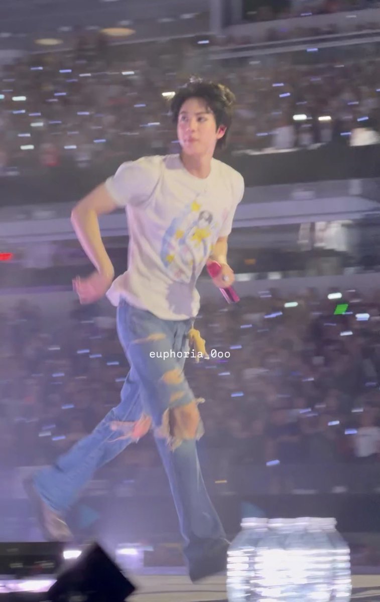 780613's tweet photo. yes bc wym these are all candid screenshots from videos https://t.co/l0dsq0QAkj