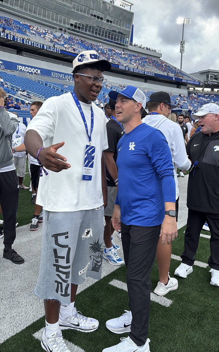 KSRonX's tweet photo. Kellan Hall, the No. 2 player in the 2028 class, is rocking a Kentucky hat before the Cats take on Alabama. 

https://t.co/icxgZoTYot https://t.co/mNacLD3dPp