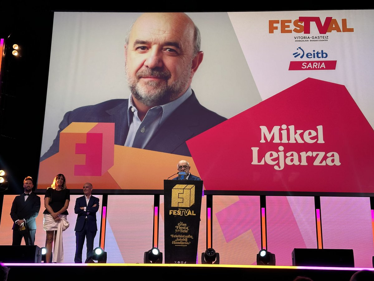 euskaltelebista's tweet photo. 🧡📺 #FesTVal Gasteizko Telebista Jaialdiak Itxiera Gala ospatu du larunbat honetan, eta, bertan, #MikelLejarza-k 2026ko #EITB Saria jaso du #AndoniAldekoa EITBko zuzendari nagusiaren eskutik
@FesTVal @EITBofiziala #garena https://t.co/FTSgekupzN