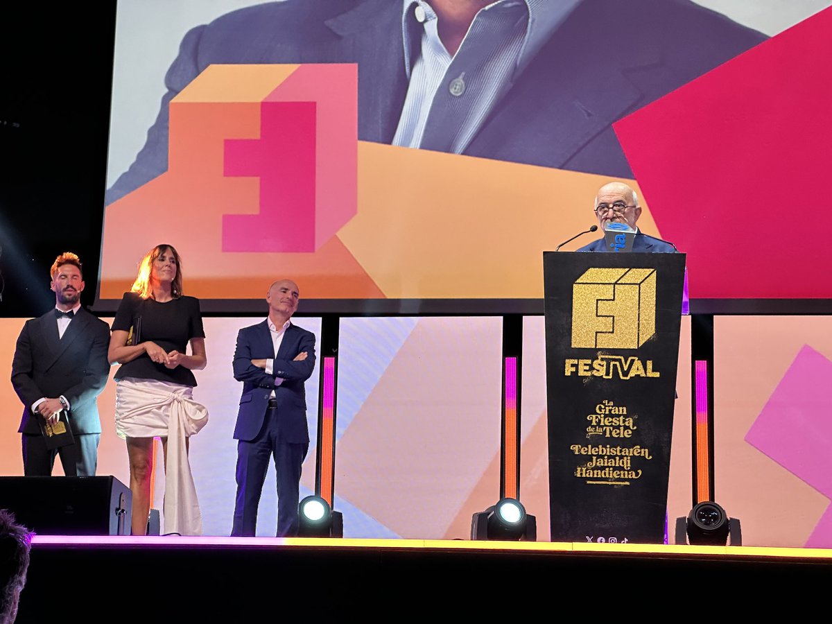 euskaltelebista's tweet photo. 🧡📺 #FesTVal Gasteizko Telebista Jaialdiak Itxiera Gala ospatu du larunbat honetan, eta, bertan, #MikelLejarza-k 2026ko #EITB Saria jaso du #AndoniAldekoa EITBko zuzendari nagusiaren eskutik
@FesTVal @EITBofiziala #garena https://t.co/FTSgekupzN