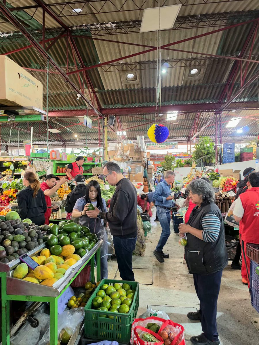 alfonsoprada's tweet photo. Algo que extrañé mucho estos años. Aquí haciendo el mercado de la casa en la Plaza del 7 de Agosto, en la localidad de Barrios Unidos. Mejores frutas imposible y de los huevos criollos ni hablar! https://t.co/Lal1s1SWAu