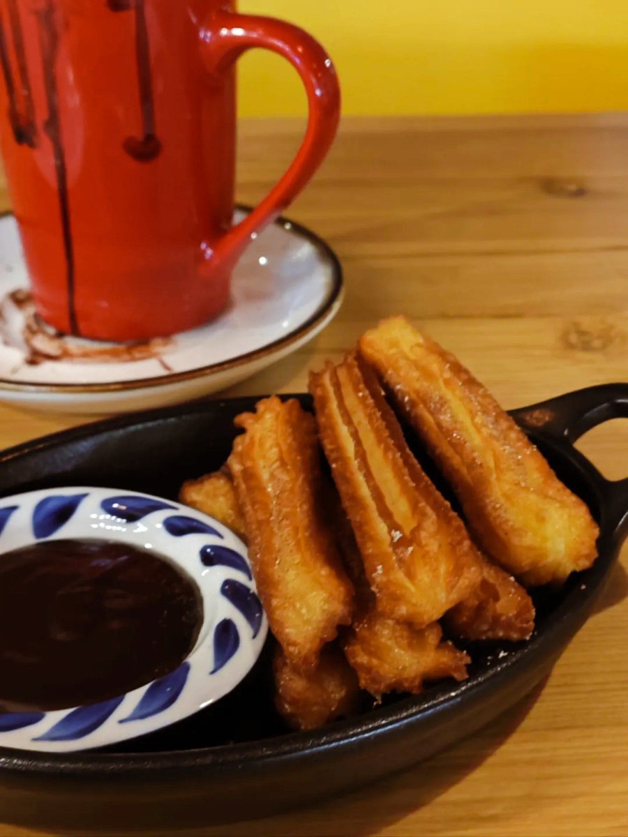YukiRedwoote5x's tweet photo. Un churro crujiente con chocolate caliente! Momento dulce perfecto para la tarde.， https://t.co/Ou2hjrbWpc