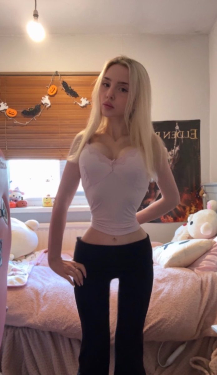 korilakkvmaa's tweet photo. 5months of ed recovery. 

If you want to recover, take the plunge. 

The road is long and not at all linear. 

I promise you its worth it. Life exists outside of Anorexia, i wish you all the strength to conquer your illness. 

Love you guys 💞 https://t.co/qtu66SK6Zv