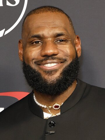 ItsSomjuu's tweet photo. Lebron James reveals in a new interview that hes been playing the Marvel Rivals hero "Black Panther"  

"ive been enjoying bp and he seems Really fun but he definitely needs a BUFF and new legendary skin, Also the 3 support and poke meta gotta go and Nerf CC" https://t.co/uDLsnyAOsO