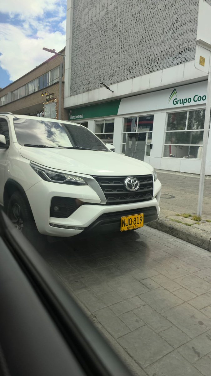 ColombiaOscura's tweet photo. #OPINE. Uniformado de la Policía que escoltaba vehículo de placas NJQ819 se atravesó a otro carro a la salida de la feria Eva en Parque de la 93 (Bogotá). El agente habría golpeado el carro de los denunciantes y posteriormente los habría perseguido con intención de intimidarlos. https://t.co/BdbFulLyq0