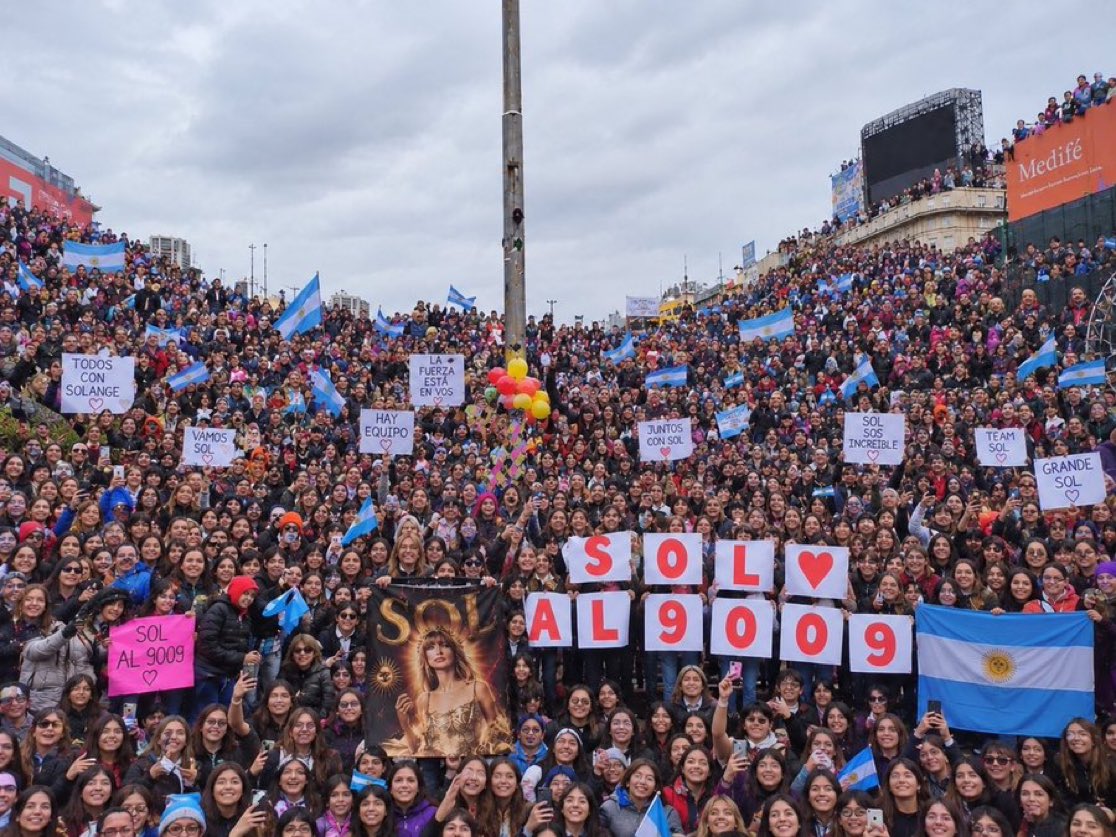 laschicasyyo's tweet photo. AHORA ‼️🚨 La #JuntadaSolangista fue un exito, más de 15.000 personas apoyando a SOL. “la copa se queda en argentina y los techos rebalsan de gente” los organizadores finalizaron con esas palabras. https://t.co/slP0Q3oQPO