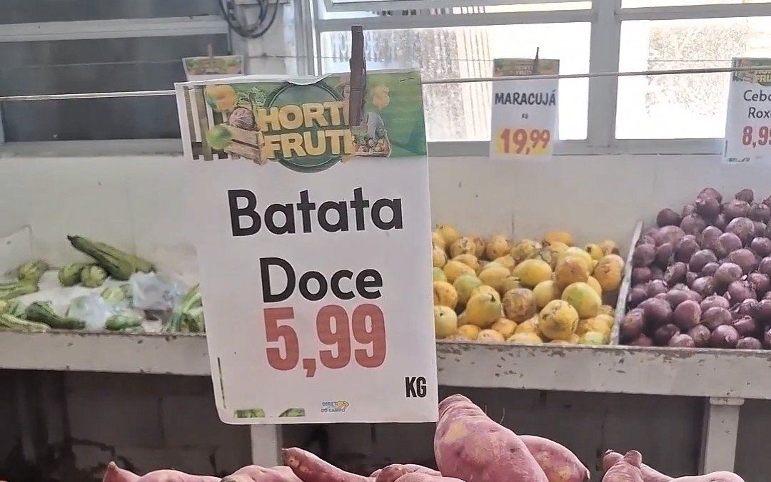 obrunomerlini's tweet photo. @fiscaldofim Olha o maracuja lá no fundo R$ 19,99 e cebola roxa R$ 8,99... 🤣🤣🤣 https://t.co/wmX0XhVc2Y