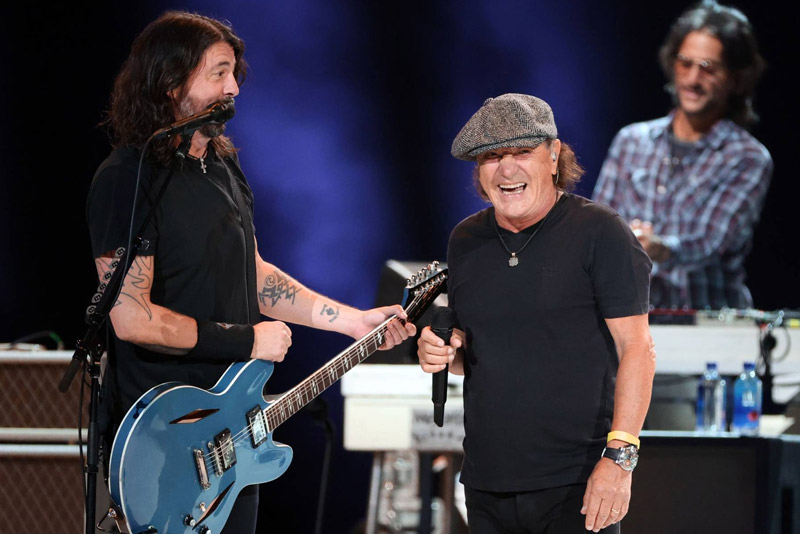 RockBrigade30's tweet photo. AC/DC e Foo Fighters dividem o palco no Missouri, EUA: uma noite histórica!
https://t.co/KDHDFAitgr https://t.co/agOBZV7Mpe